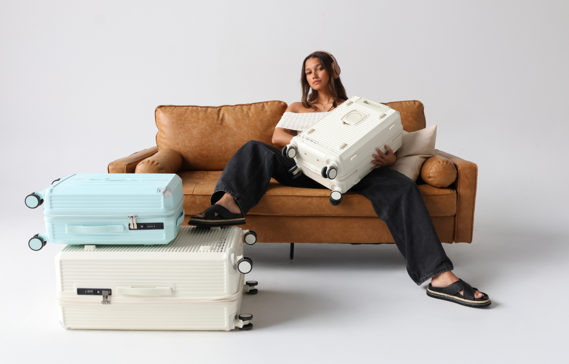 Dakota with Lussobound luggage